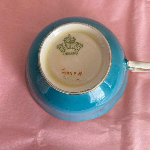 Aynsley Bone China Teacup and Saucer in Teal Blue with Yellow Daffodils - Picture 9 of 10